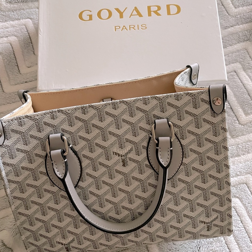 Cute purse with box and dust bag included.